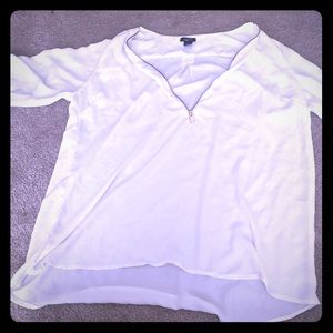 Loose fit high low top. Cropped sleeves. Half zip